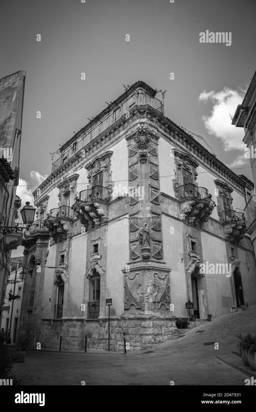 Vue sur le Palazzo Beneventano baroque à Scicli, Ragusa, Sicile, Italie, Europe, site du patrimoine mondial Banque D'Images