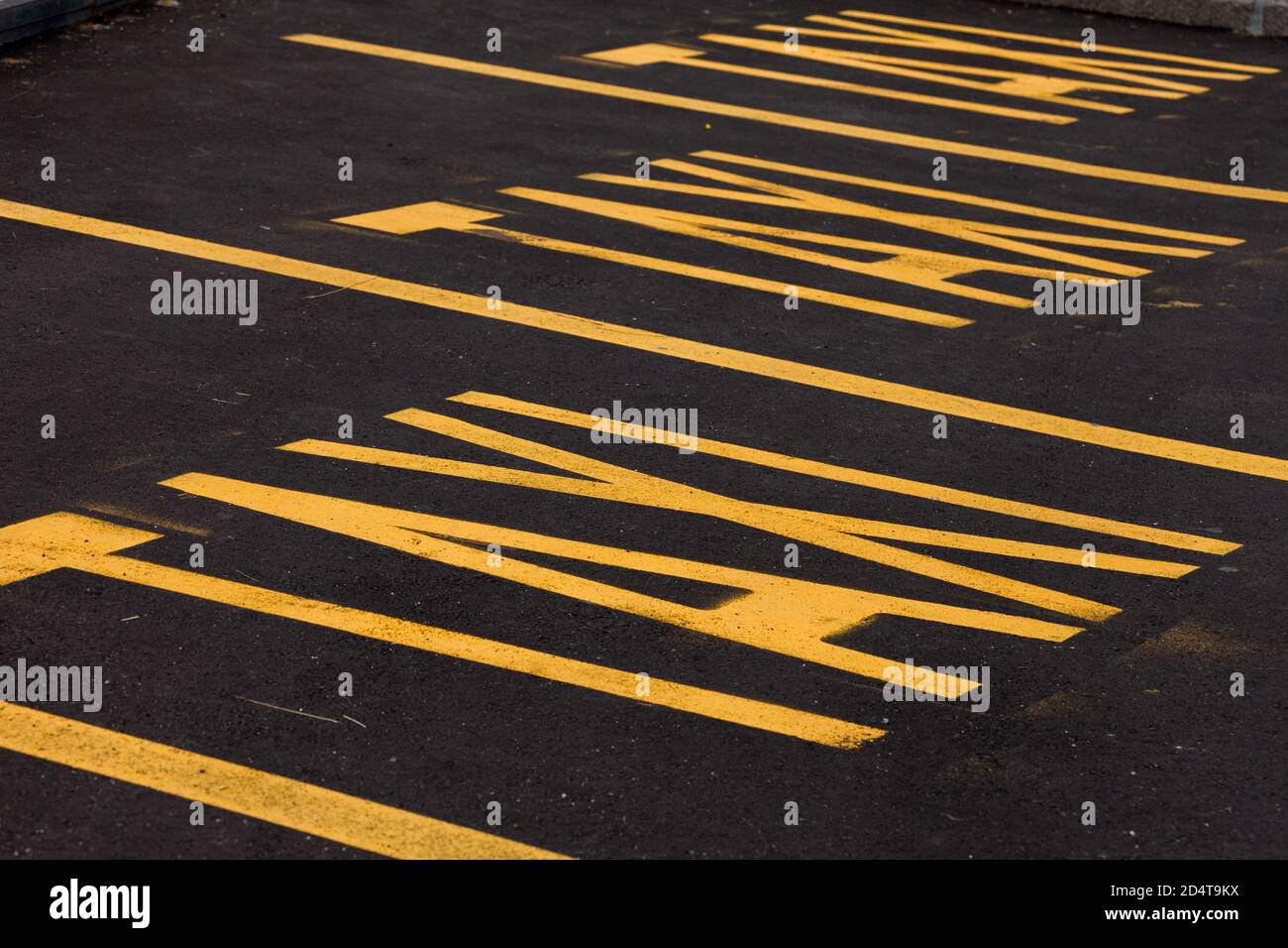 taxi parking ligne jaune sur l'asphalte Banque D'Images