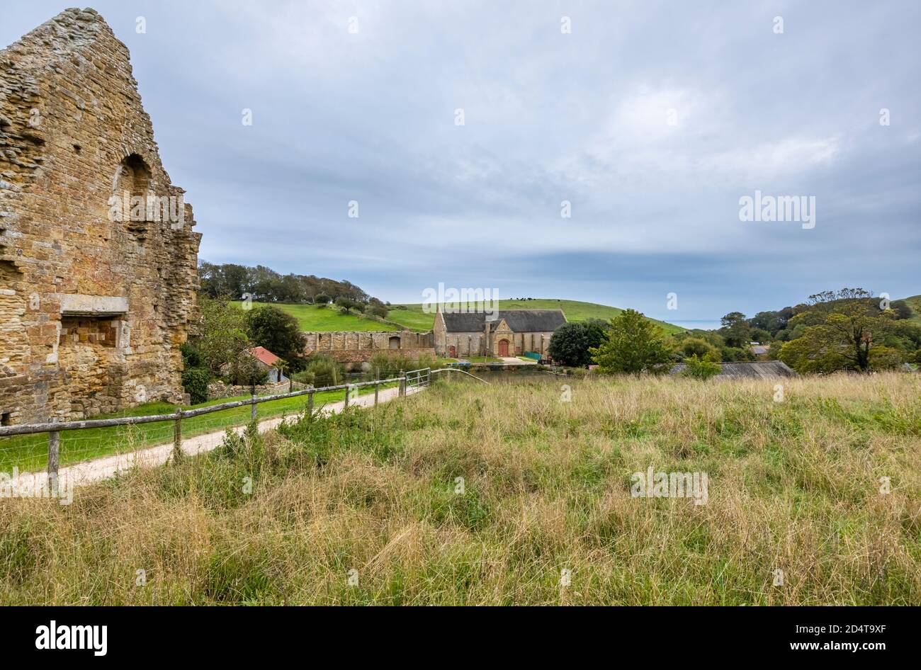 La grande grange de la dîme et le mur de réfectoire sur les ruines de l'abbaye d'Abbotsbury, un ancien monastère bénédictin d'Abbotsbury, Devon, au sud-est de l'Angleterre Banque D'Images