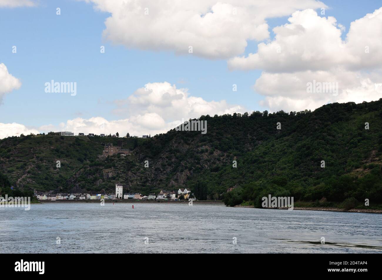 Die wunderschönen romantischen felsigen Ufer des Mittelrhein BEI Sankt Goar laden ein zum Entspannen und Wandern. Alte Sagen werden wieder lebendig. - Banque D'Images