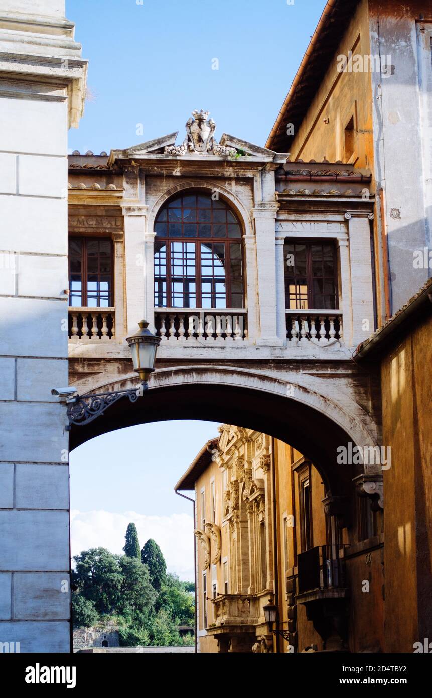 Rome, Italie - UNE photo verticale d'une arcades vieillies et vides, à côté des musées du Capitole et frappée par les lumières de l'après-midi. Banque D'Images