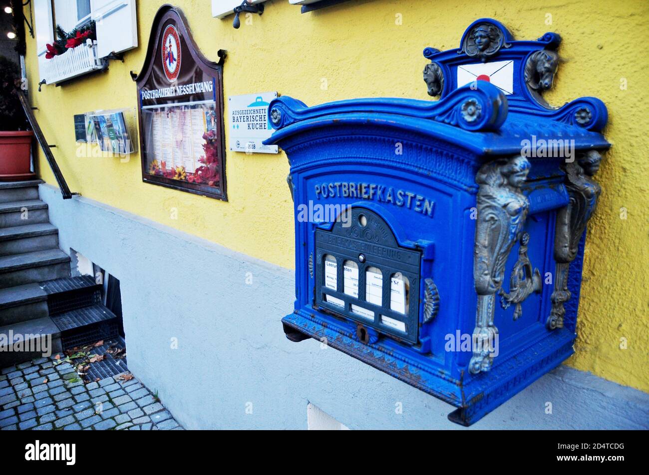 Boîte aux lettres bleu marine sur les meubles de décoration murale à  l'extérieur de la maison de construction rétro classique d'époque au  village de Pfunds en soirée le 4 novembre 201 Photo