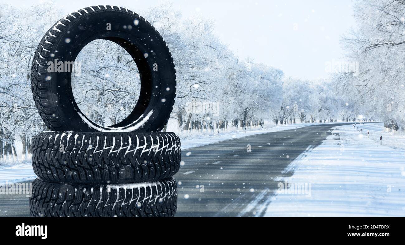 Pneus d'hiver sur une route enneigée. Changement saisonnier des pneus. Banque D'Images