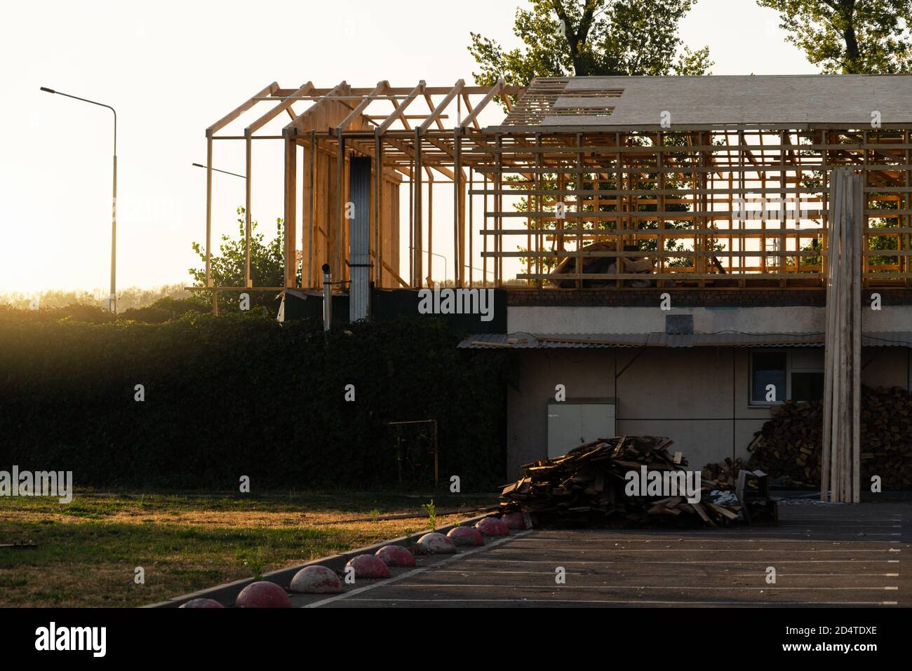 Cadre maison en construction sur un coucher de soleil Banque D'Images
