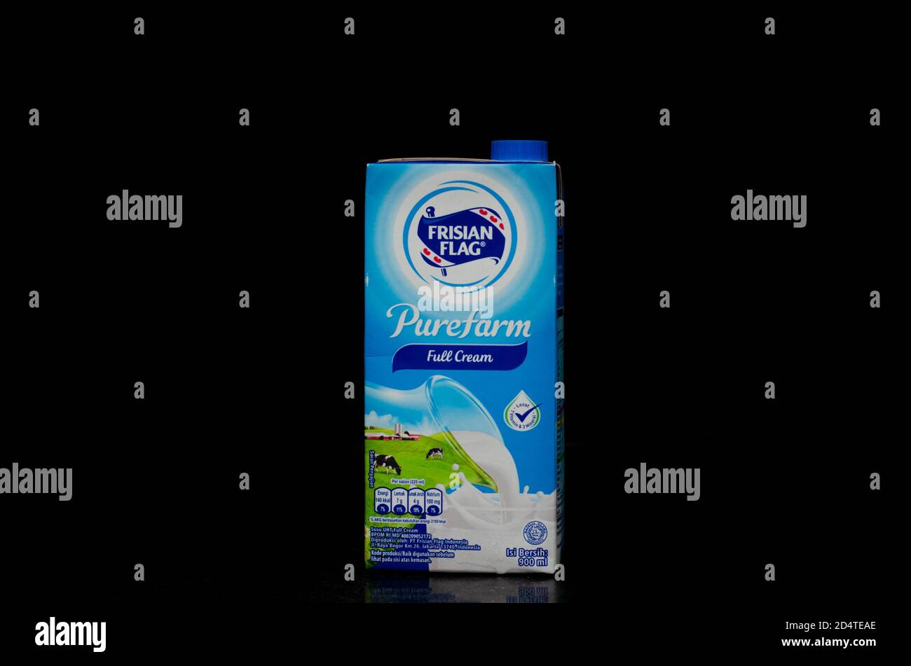 Vue avant d'un litre de boîte à lait crème complète de la marque Frison Flag isolée sur fond noir. Banque D'Images