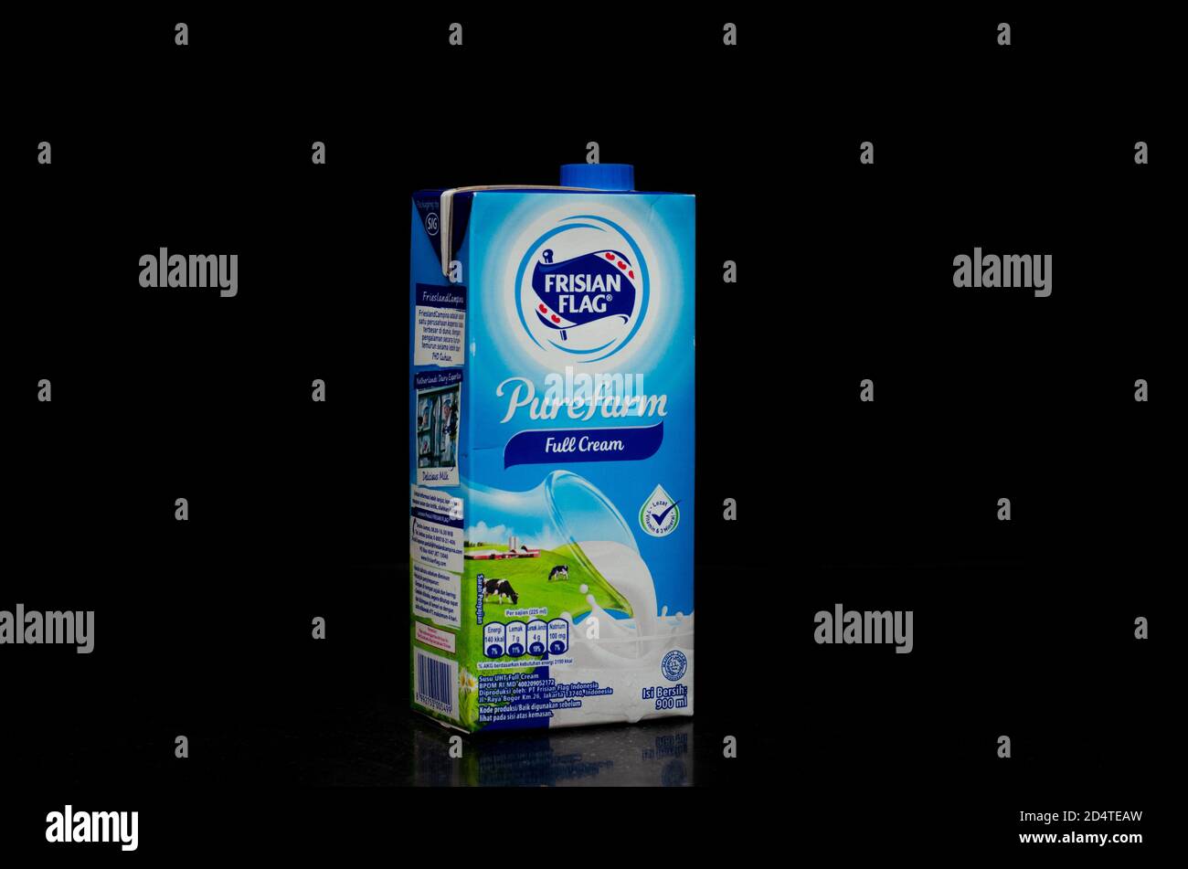 Vue à droite d'un litre de boîte de lait crème complète de la marque Frison Flag isolée sur fond noir. Banque D'Images