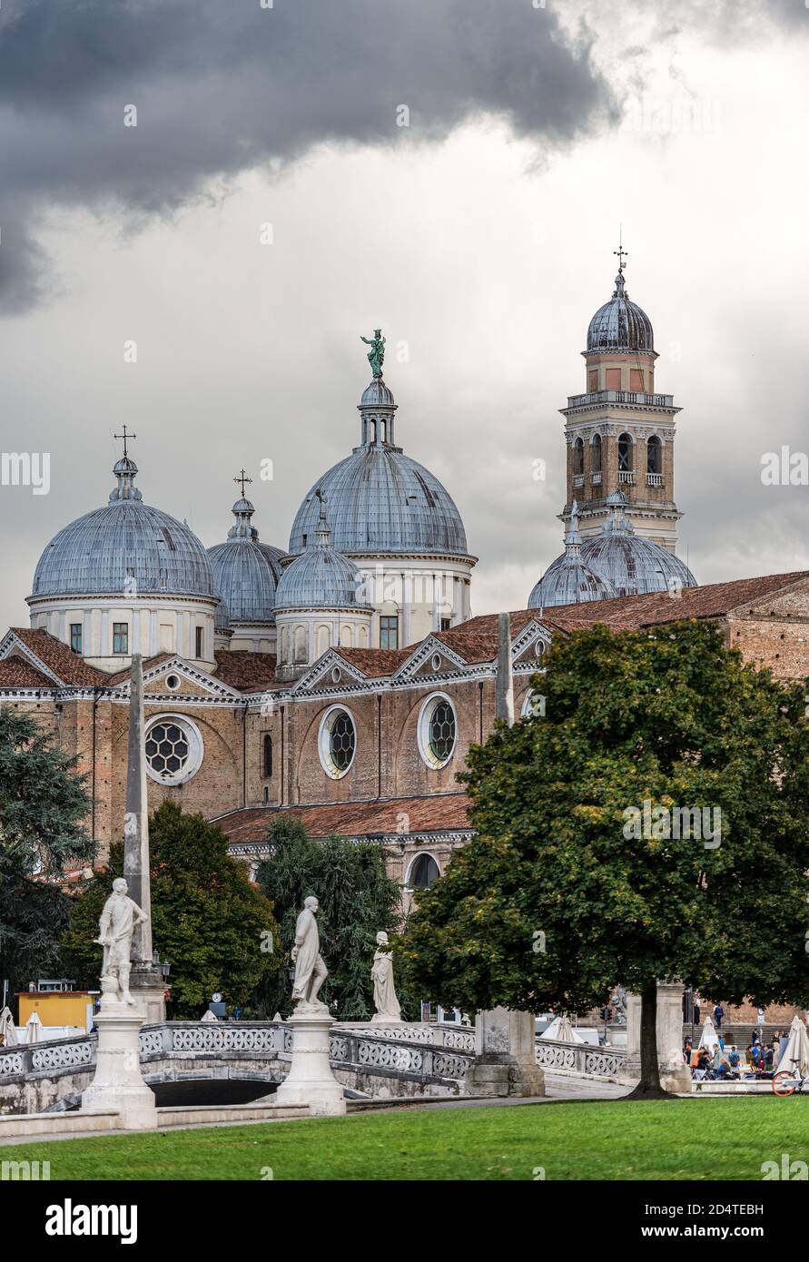 Padoue, basilique et abbaye de Santa Giustina (St. Justina, V-XVII siècle) et la place Prato della Valle, Vénétie, Italie, Europe. Banque D'Images