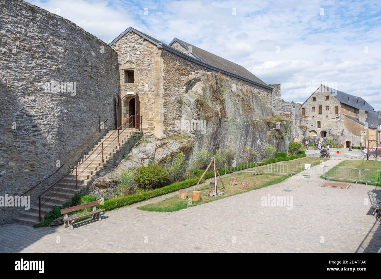 Immense et historique château fortifié - Château de Bouillon - domine la ville de Bouillon dans la province belge de Luxembourg sur les rives de Semois Banque D'Images