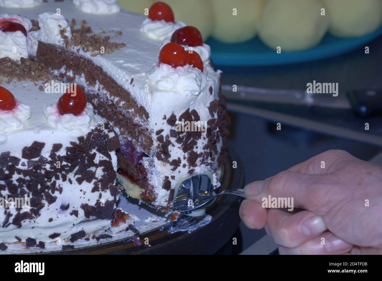 gâteau de forêt noire décoré de crème fouettée et de chocolat noir croustilles et cerises douces rouges Banque D'Images