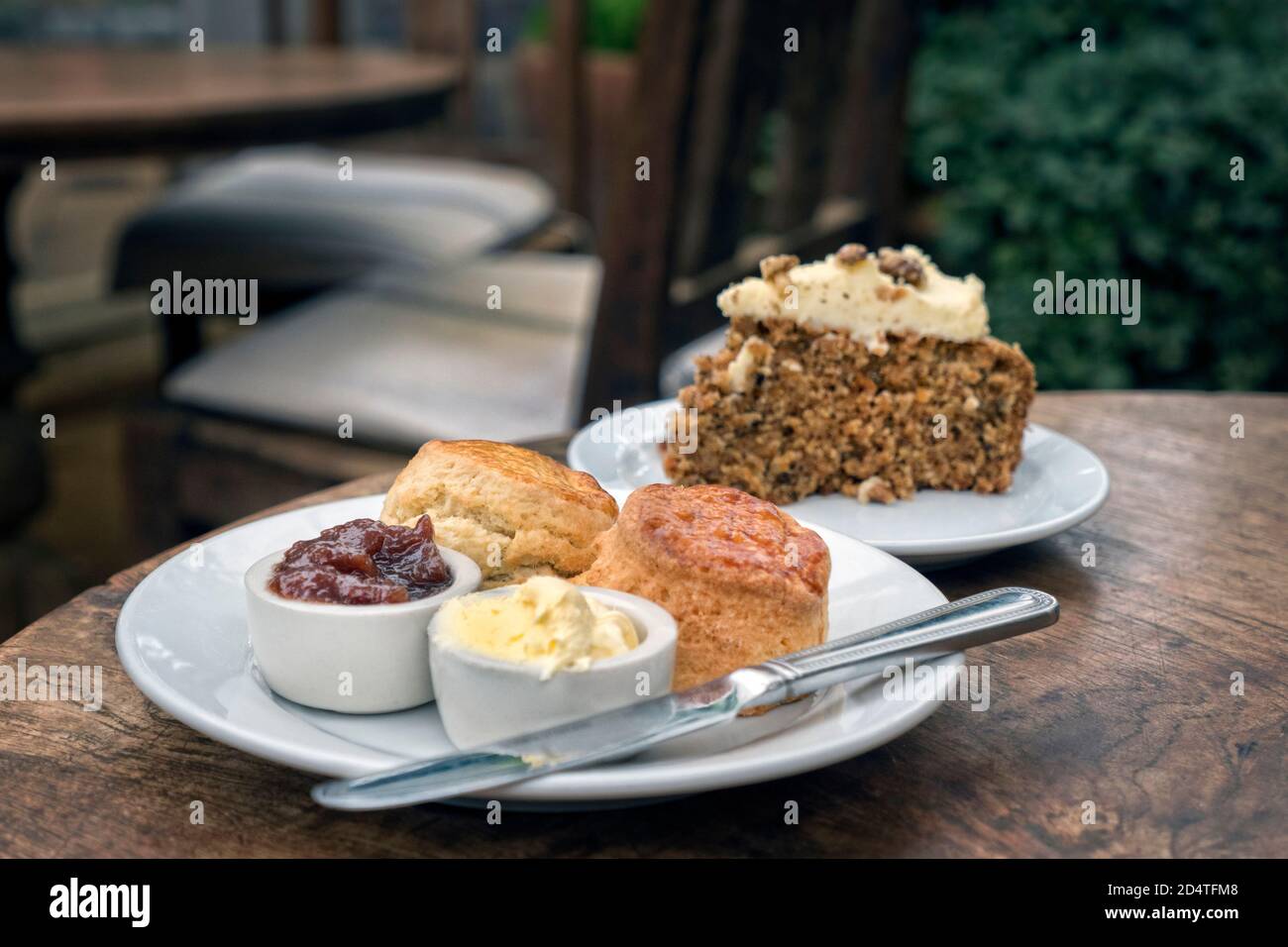 Thé à la crème anglaise au salon de thé Petersham nursery. Banque D'Images