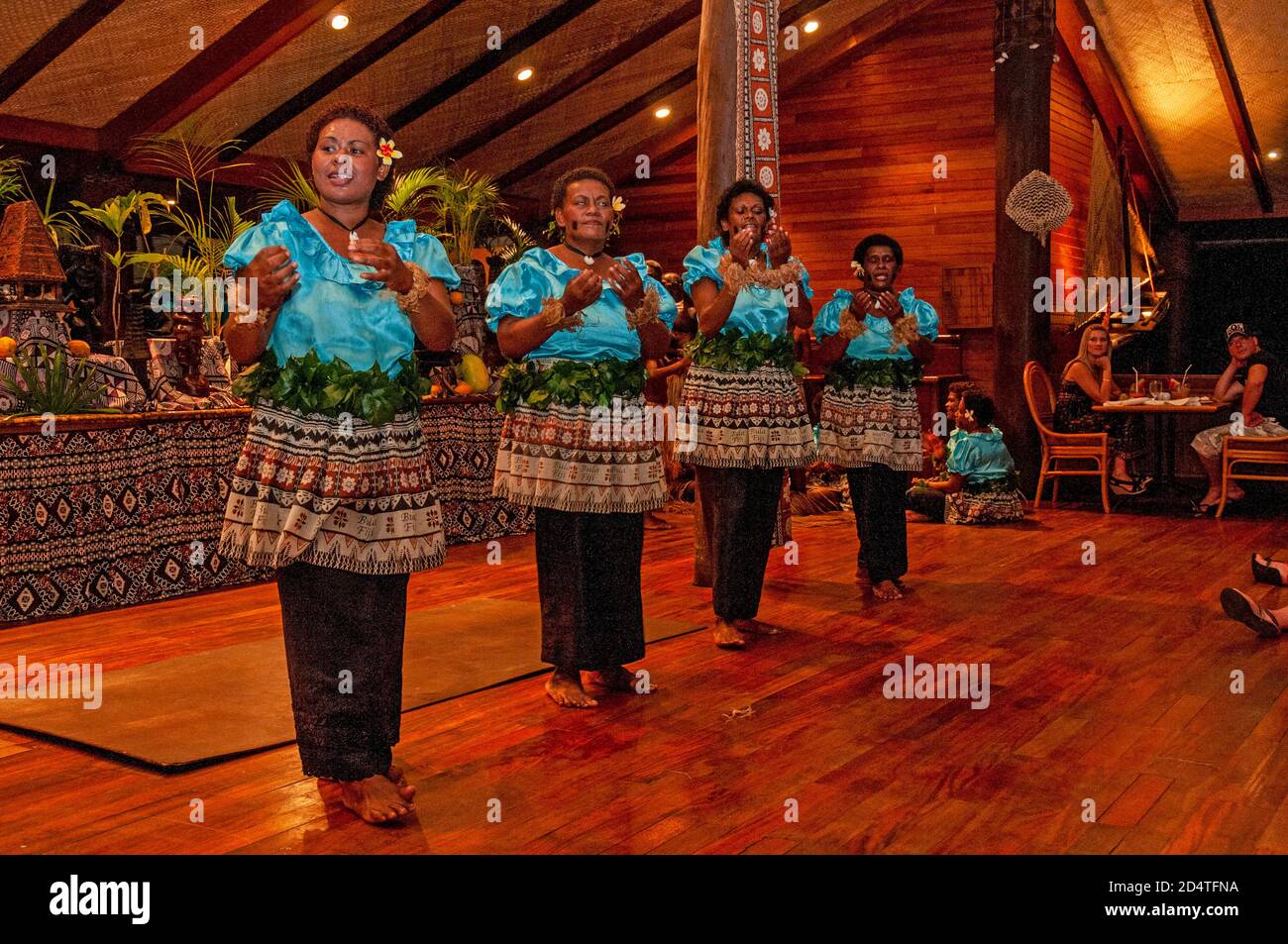 Un groupe de Fidjiens en robe nationale donnant une soirée La performance a appelé la danse Meke dans un complexe de vacances Sur Viti Levu aux Fidji Banque D'Images