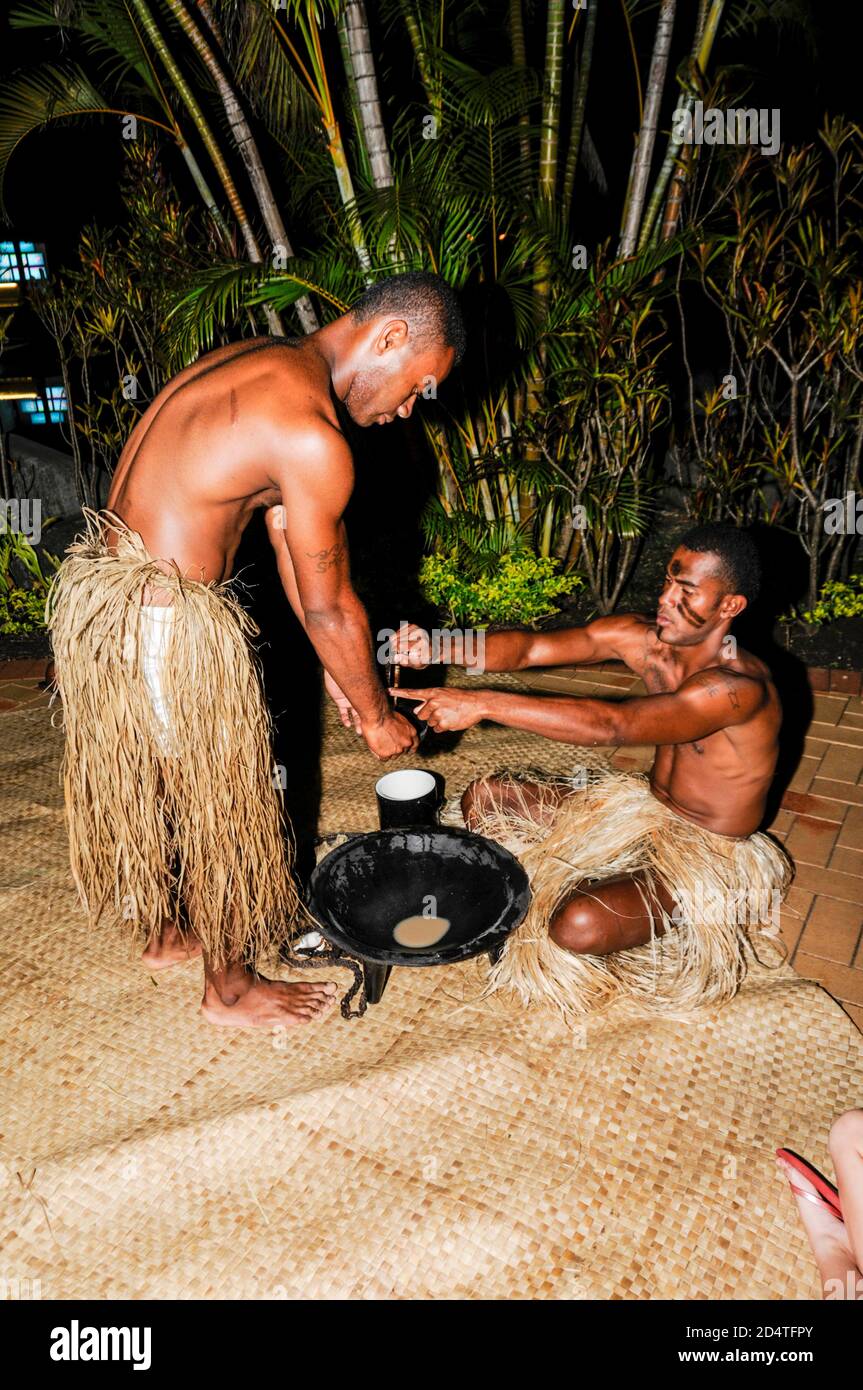 Deux Fidjiens s'écraseront dans un spectacle touristique pour servir la boisson nationale des Fidji, Yaqona, également appelée Kava aux Fidji dans le Pacifique Sud. Yaqona ou Kava Banque D'Images