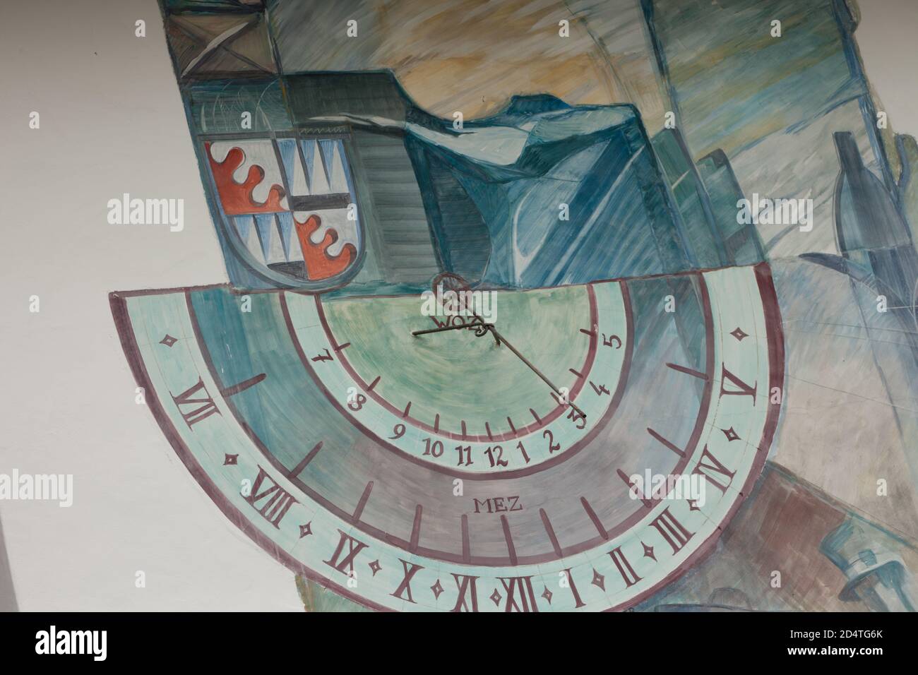 VAL GARDENA, ITALIE - 29 JUILLET 2017 : sundial a récemment peint à l'extérieur du mur extérieur d'un immeuble résidentiel de Selva di Val Gardena Banque D'Images