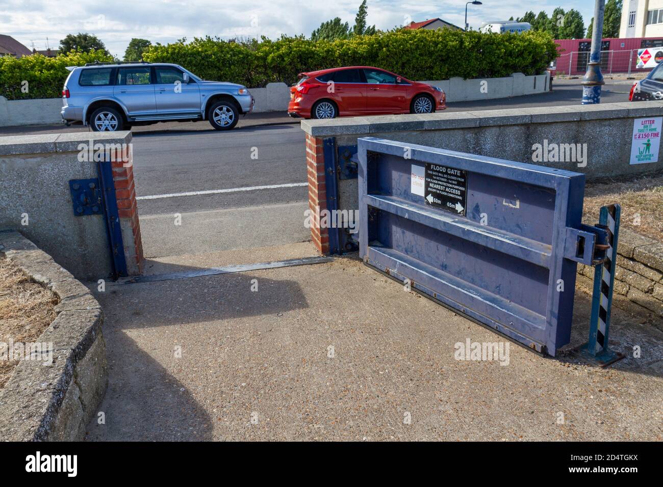 Porte de protection contre les inondations sur la promenade de Felixstowe, Suffolk, Royaume-Uni. Banque D'Images