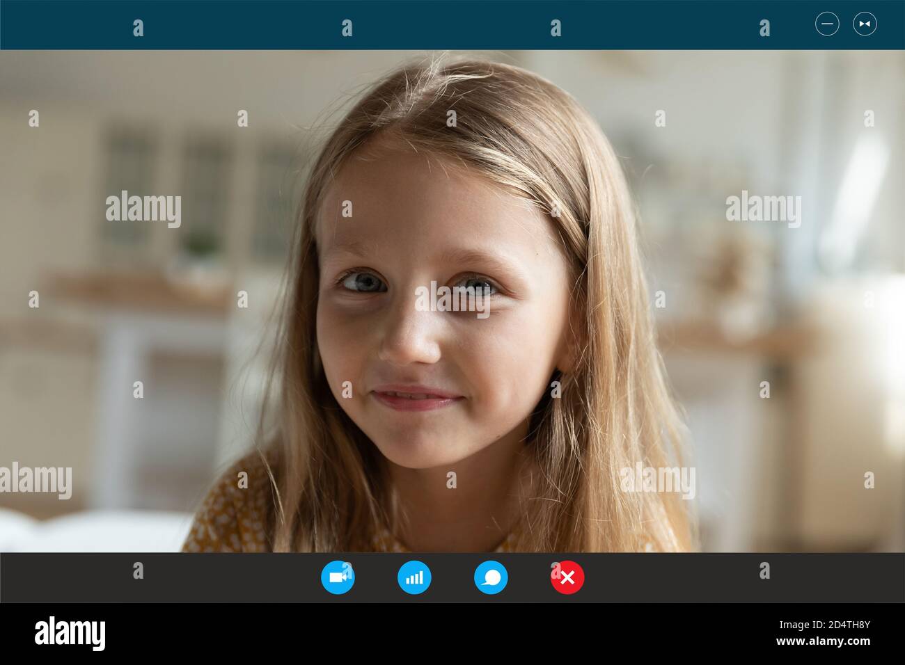 Affichage à l'écran de la petite fille parle lors d'un appel vidéo Banque D'Images