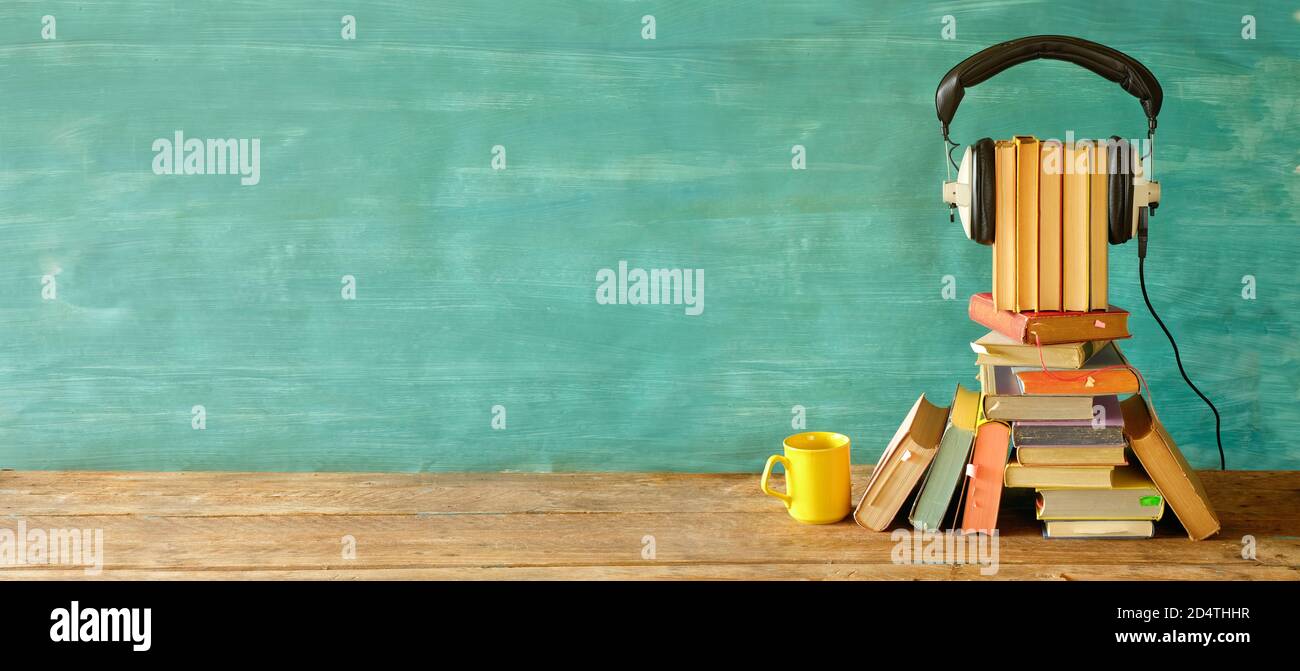 concept de livre audio avec grand tas de livres et écouteurs vintage, bon espace de copie Banque D'Images