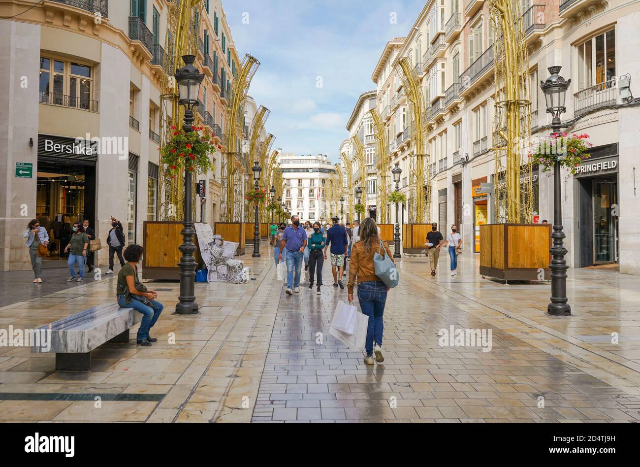 Octobre 2020, Noël lumières décoration, moitié monté, Calle Larios, à la journée, Malaga ville, Andalousie, Espagne. Banque D'Images