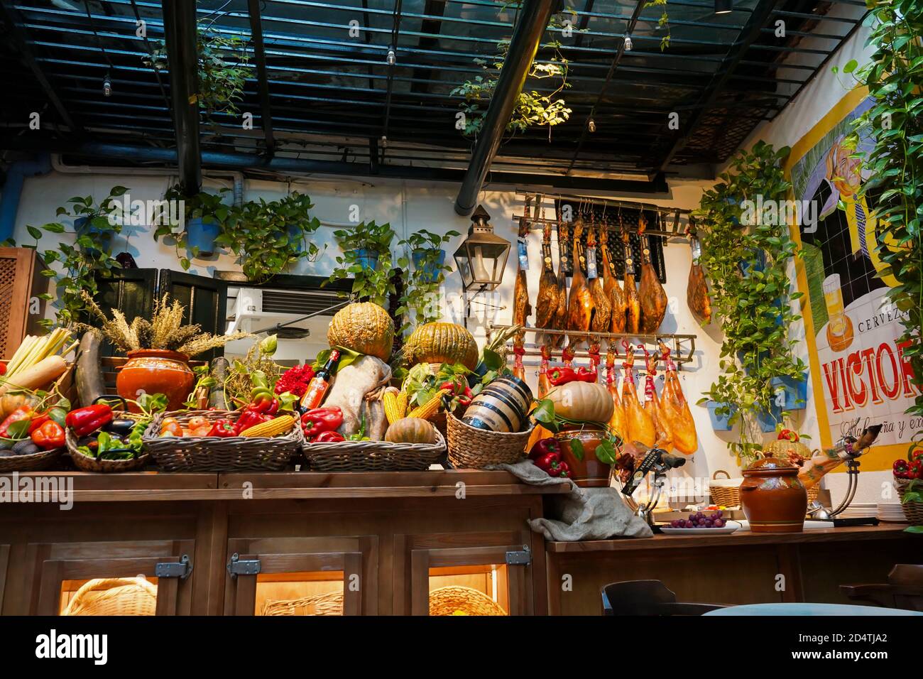 El Pimpi. Produits locaux et jambon espagnol dans le bar espagnol, Bodegas El Pimpi, Malaga, Costa del sol, Andalousie, Espagne. Banque D'Images