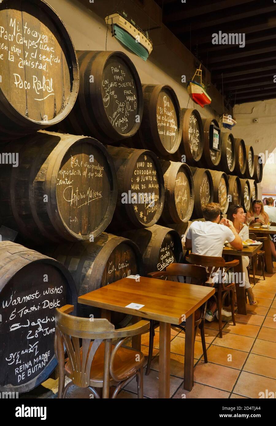 El Pimpi. Les personnes qui mangent dans un bar traditionnel espagnol, Bodegas El Pimpi, Malaga, Costa del sol, Andalousie, Espagne. Banque D'Images