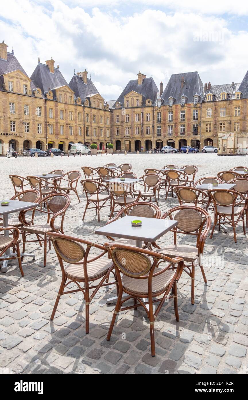 Tables de café vides sur la place principale place Ducale de Charleville-Mézières dans le département des Ardennes dans la région française du Grand est Banque D'Images