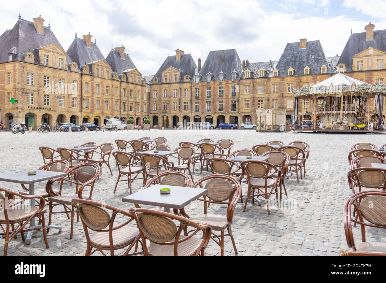 Tables de café vides sur la place principale place Ducale de Charleville-Mézières dans le département des Ardennes dans la région française du Grand est Banque D'Images