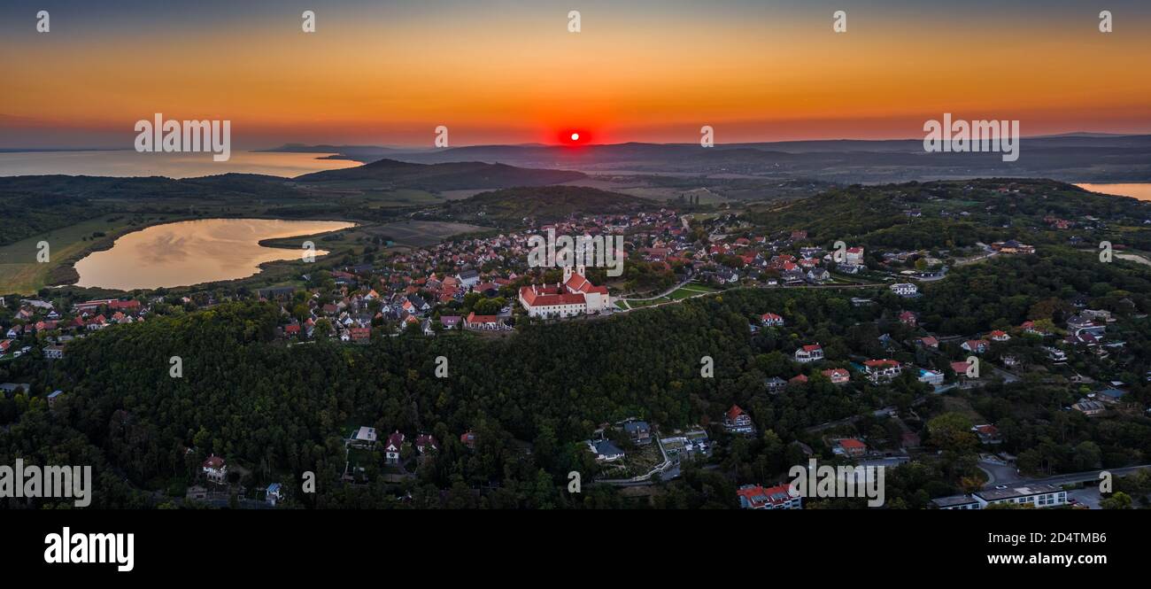Tihany, Hongrie - vue panoramique aérienne du monastère bénédictin de Tihany (abbaye de Tihanyi, Apatsag de Tihanyi) avec lac intérieur et beau ciel doré à Banque D'Images