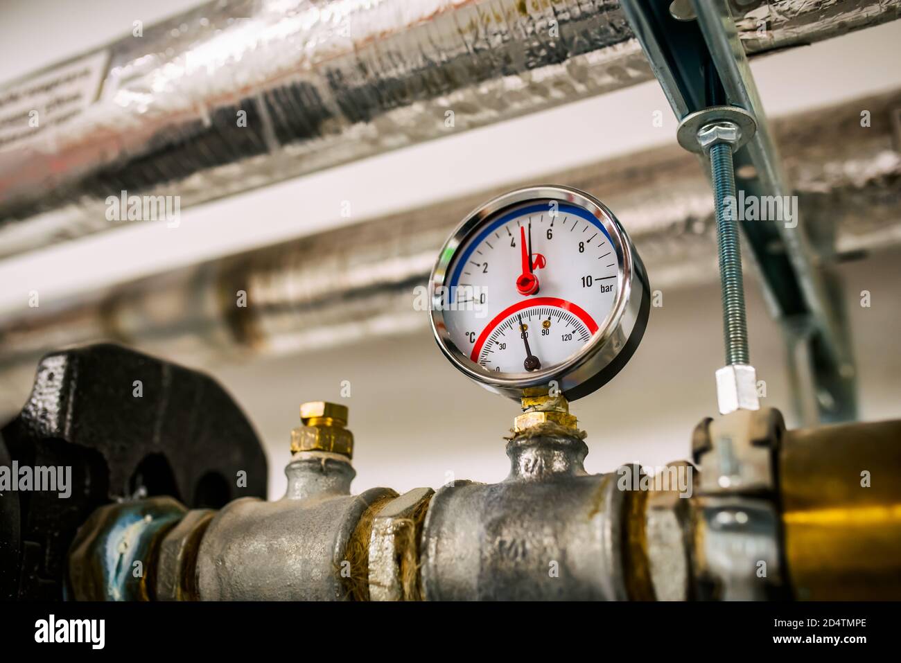 Réseau de chauffage central. Thermomètre sur le tuyau d'alimentation en eau  chaude vers le système de chauffage Photo Stock - Alamy