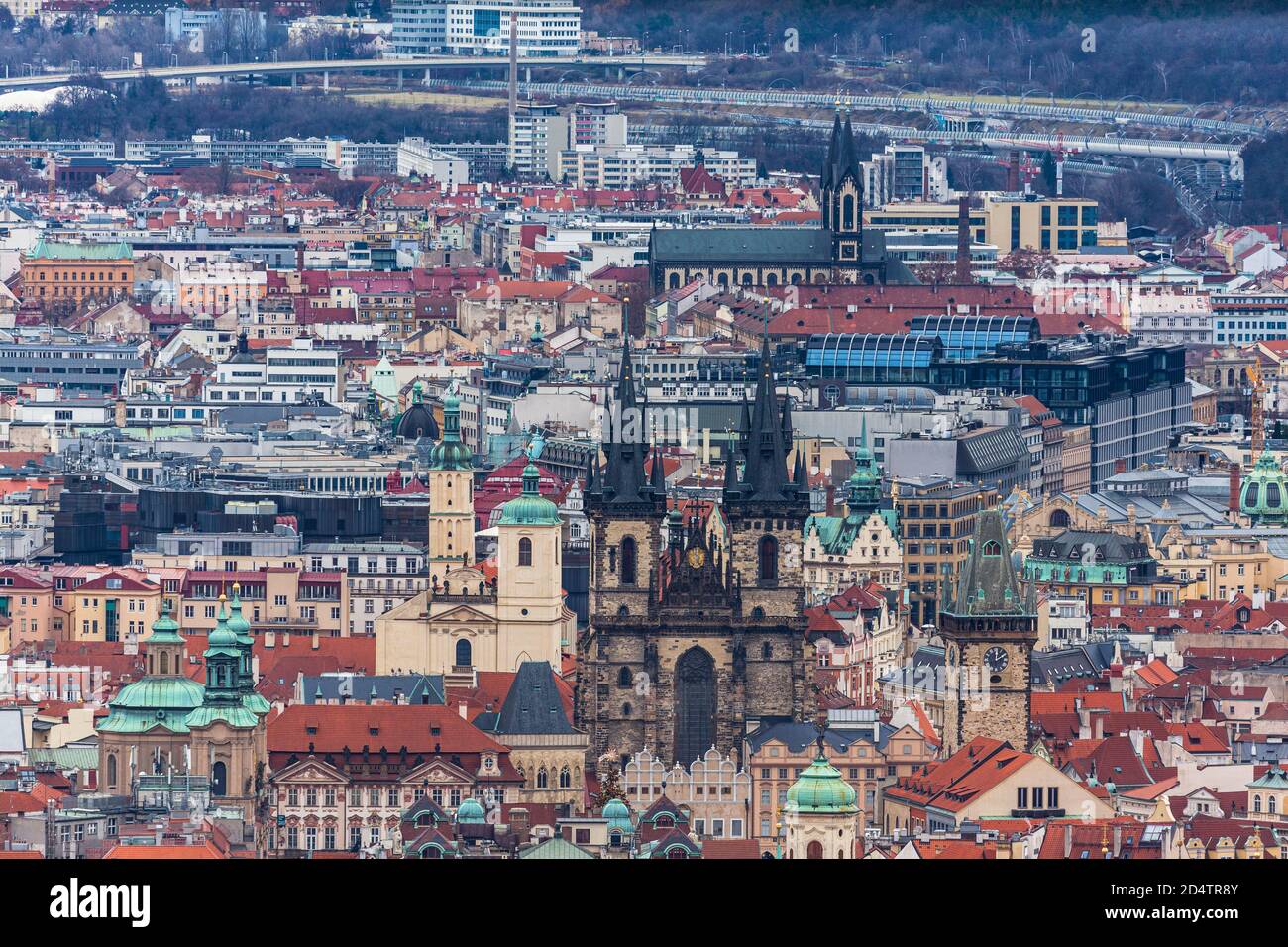 Vue aérienne de la vieille ville de Prague et du paysage urbain avec l'excursion de notre Dame avant Tyn sur la place de la vieille ville par une journée nuageux depuis le sommet de Petrin Hill, Prague, Banque D'Images