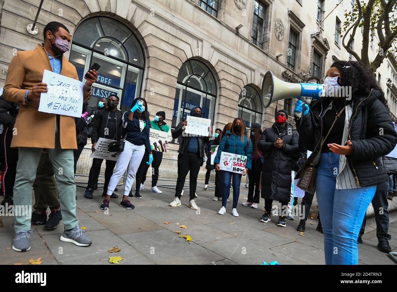 Des manifestants manifestent devant le Haut-commissariat du Nigeria, dans le centre de Londres, au sujet de la Squad anti-vol spécial (SRAS) du gouvernement fédéral nigérian, largement accusé d'arrestations illégales, de torture et de meurtres au Nigeria. Banque D'Images