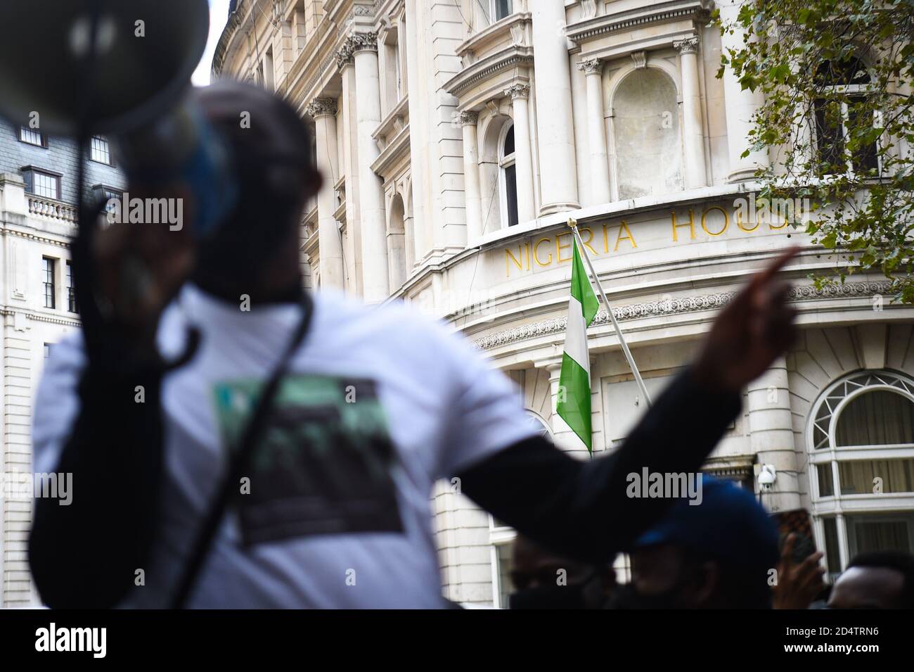 Des manifestants manifestent devant le Haut-commissariat du Nigeria, dans le centre de Londres, au sujet de la Squad anti-vol spécial (SRAS) du gouvernement fédéral nigérian, largement accusé d'arrestations illégales, de torture et de meurtres au Nigeria. Banque D'Images