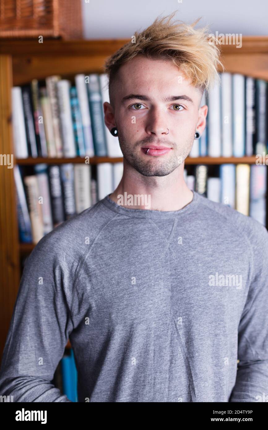Homme dans ses années vingt avec deux tons cheveux, boucles d'oreilles et  piercings Photo Stock - Alamy