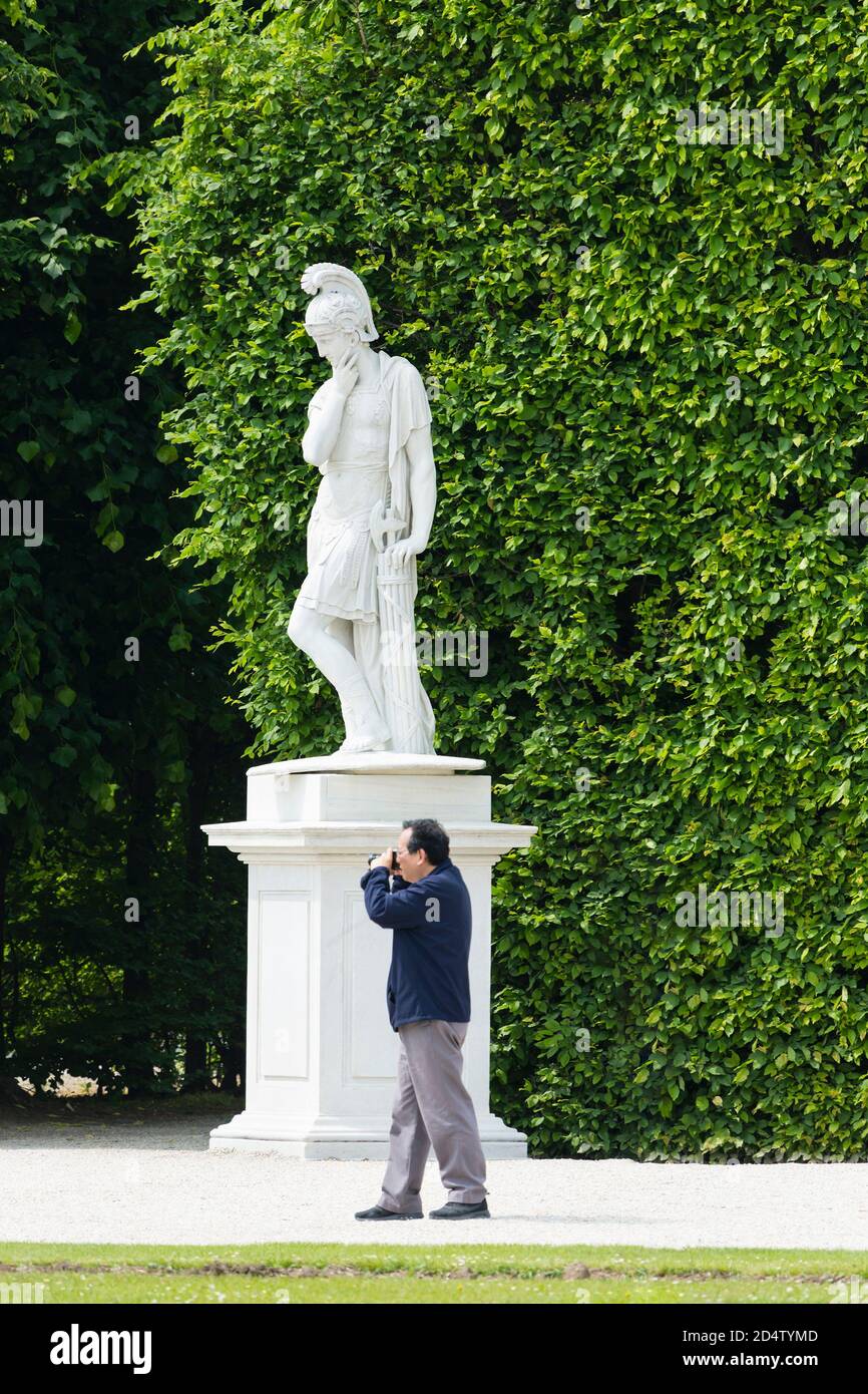 VIENNE - 5 MAI : statue amusante dans le parc du palais de Schönbrunn à Vienne, Autriche, s'interrogent sur un photographe ci-dessous le 5 mai 2018. Banque D'Images