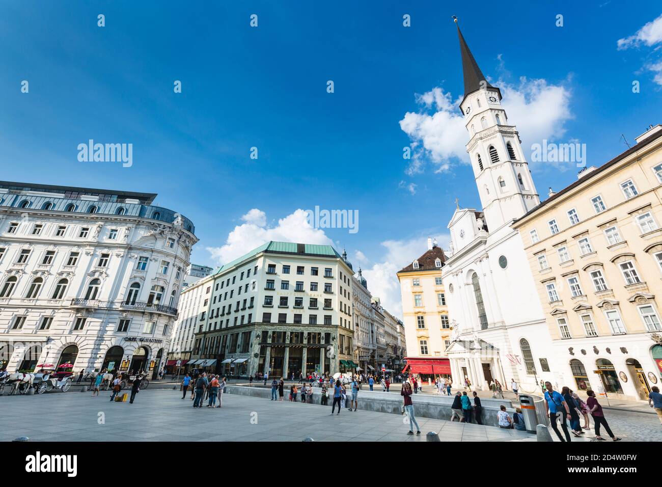 VIENNE - 3 MAI : l'église Saint Michel (Michaelerkirche) à Michaelerplatz en Autriche avec vue sur la rue Kohlmarkt le 3 mai 2018. Banque D'Images