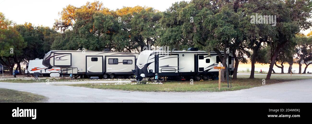 Camping camping-car au Texas au bord du lac. Banque D'Images