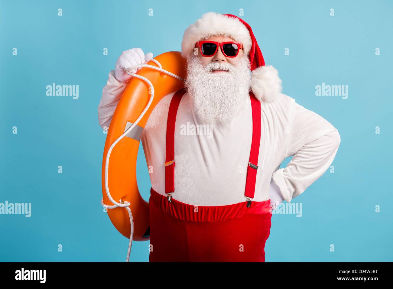 Portrait de son beau beau gai séduisant assuré à cheveux blancs Santa père marin portant une bouée de vie jaune sauveteur isolé vif vif vif briller Banque D'Images