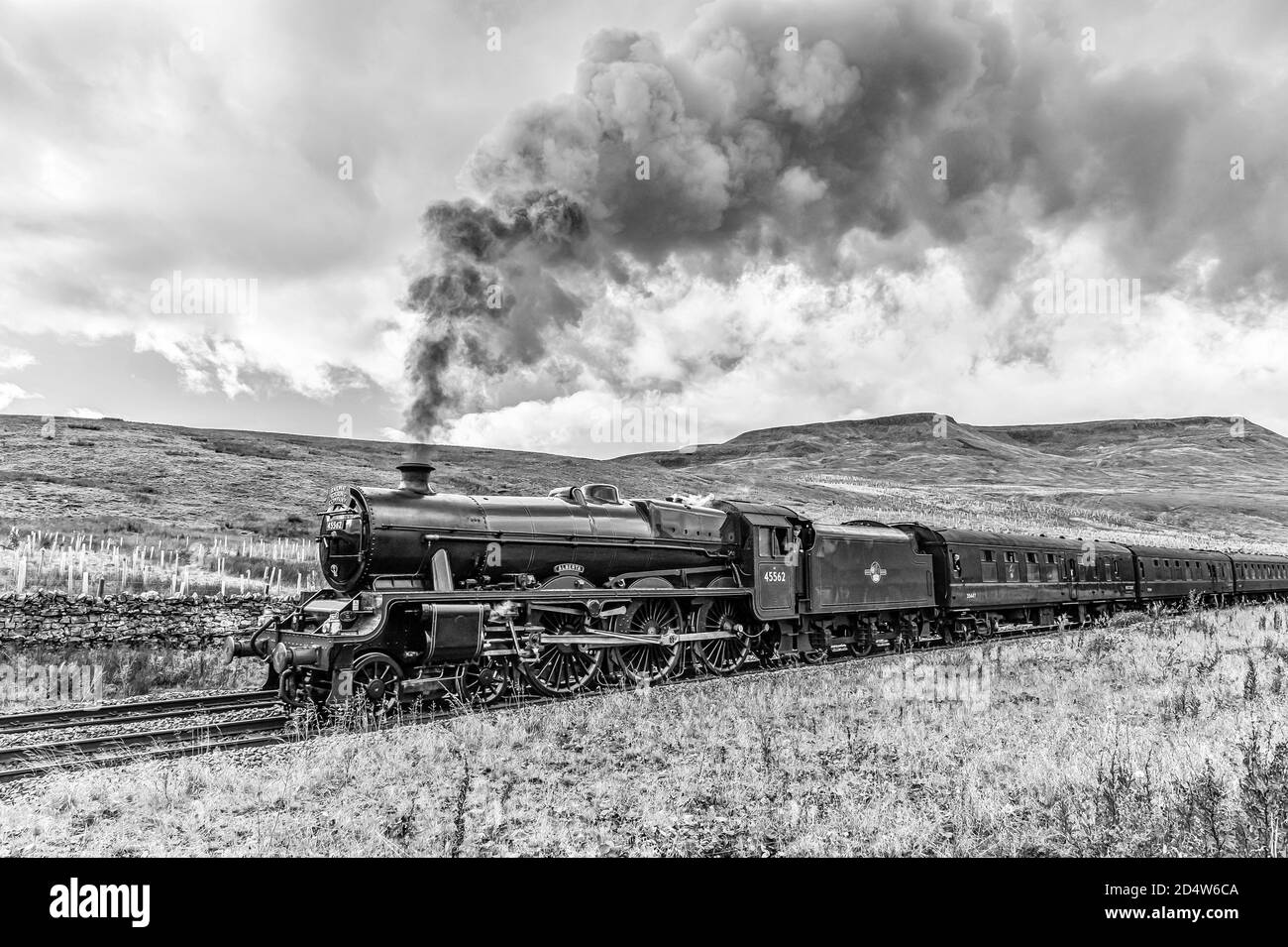 L'image est du LMS classe 6P, 4-6-0, 45562 Alberta train à vapeur près du sommet d'Aisgill dans les Yorkshire Dales avec Wild Boar est tombé dans la distance Banque D'Images