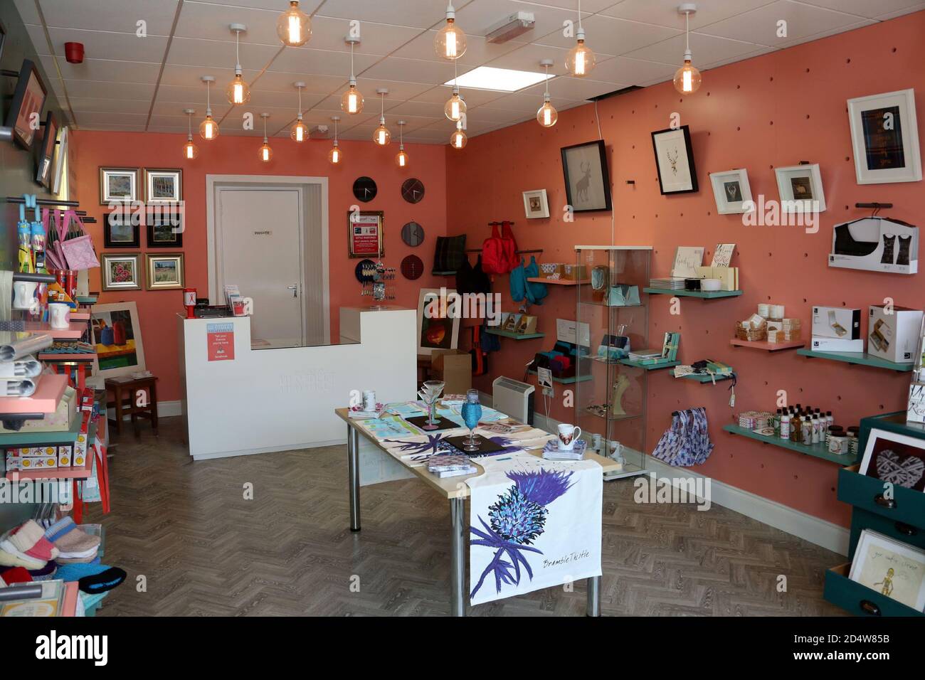 Hansel HI Shop Prestwick main Street . Un magasin de charité avec une différence vendant l'artisanat et les marchandises plutôt que des biens d'occasion et des vêtements. L'association caritative est pour Hansel ou Hansel Village Hansel, un fournisseur de soins sociaux de premier plan, basé dans l'ouest de l'Écosse, offrant une gamme de services aux personnes handicapées. Banque D'Images