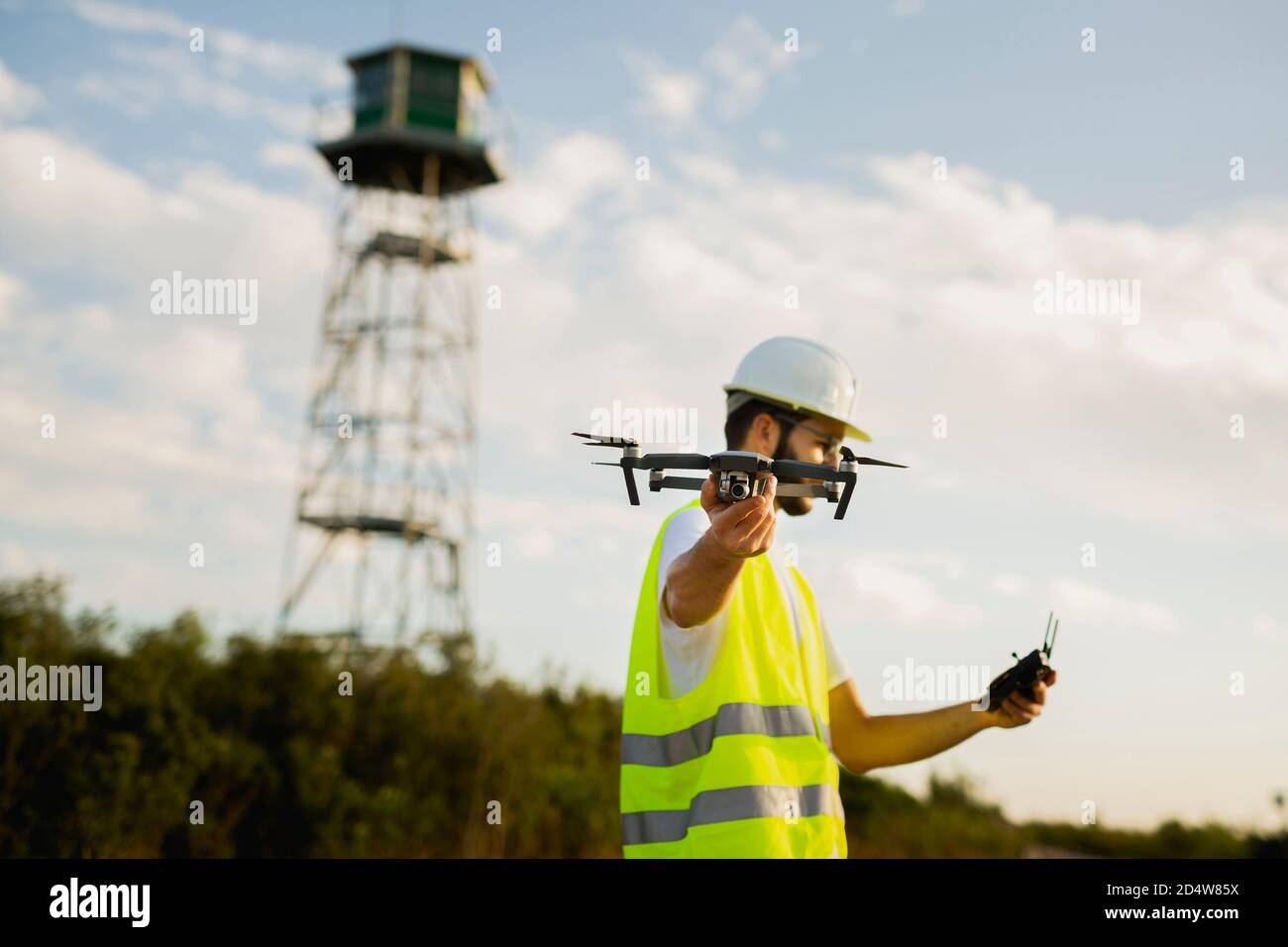 Un opérateur de drone lance un drone dans un environnement rural Banque D'Images