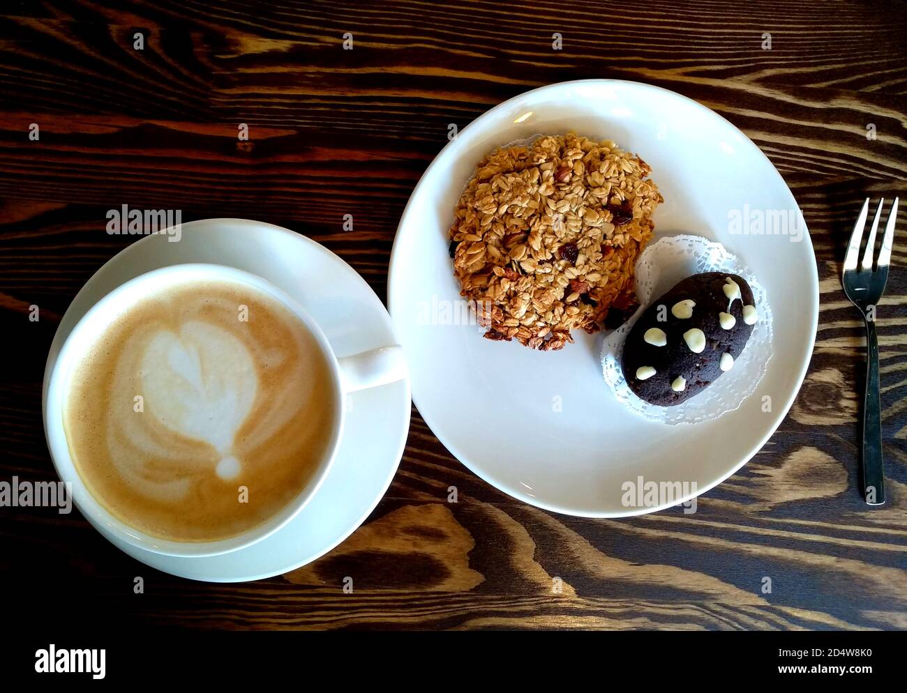 Photo d'un grand café cappuccino avec des biscuits dans le café Banque D'Images