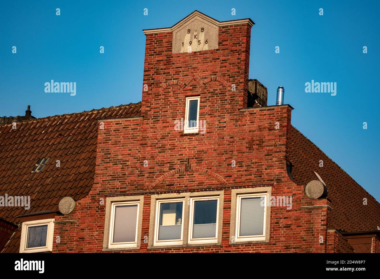 Bâtiment aux murs de briques brunes et au toit de tuiles Banque D'Images