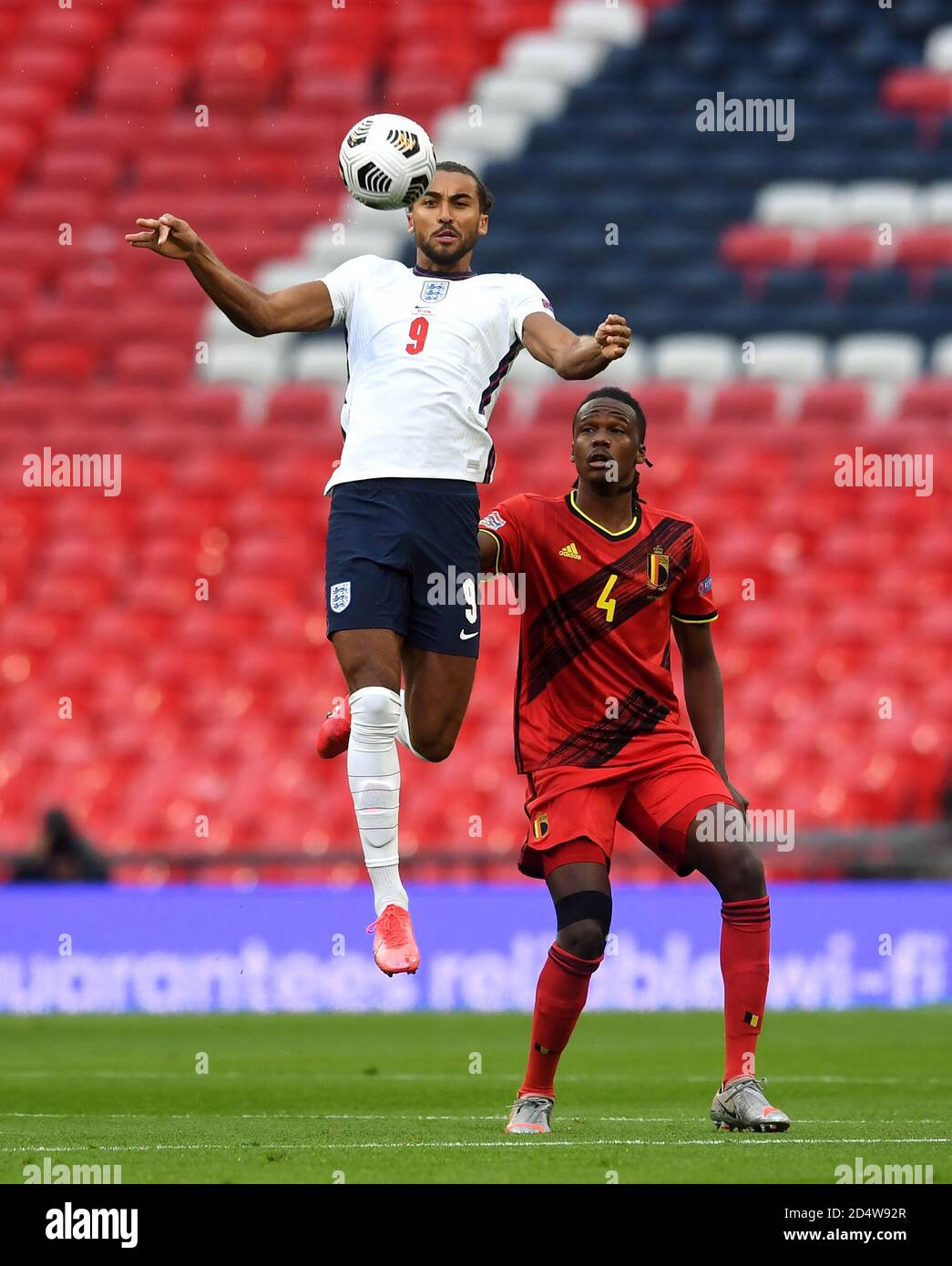 Dominic Calvert-Lewin (à gauche) en Angleterre et Dedryck Boyata en Belgique se disputent un titre lors du deuxième match de l'UEFA Nations League Group 2, League A au stade Wembley, Londres. Banque D'Images