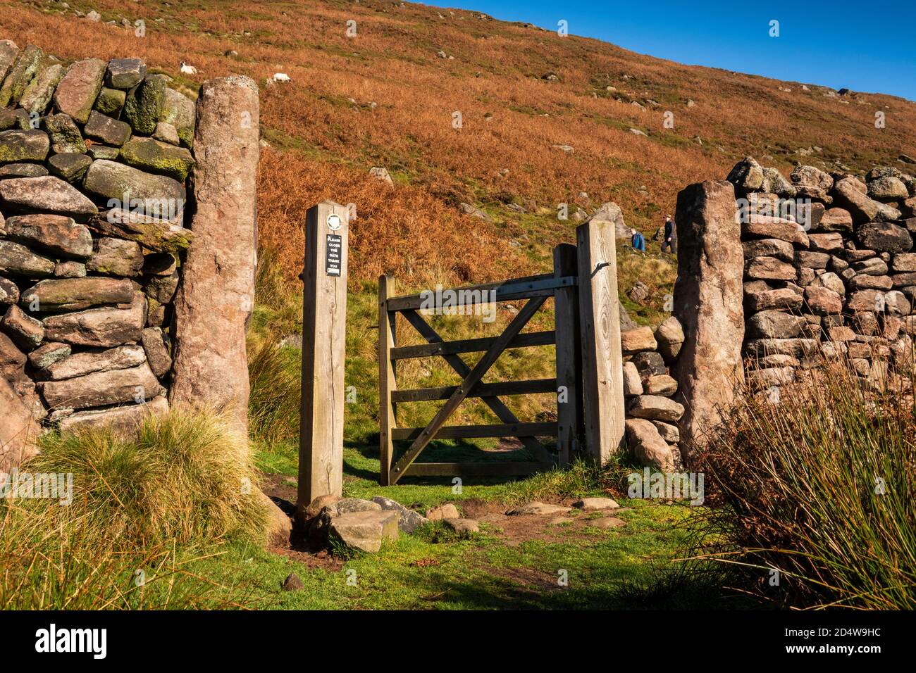 Royaume-Uni, Angleterre, Staffordshire, Moorlands, Ax Edge Moor, porte sur l'ancien chemin de course de Cut-thorn Hill vers Three Shires Head Banque D'Images