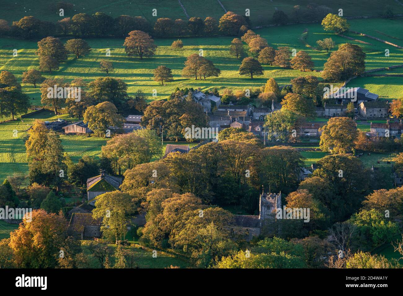 La faible lumière du matin met en valeur la couleur du début de l'automne dans le village pittoresque d'Arncliffe, au cœur du parc national des Yorkshire Dales. Banque D'Images