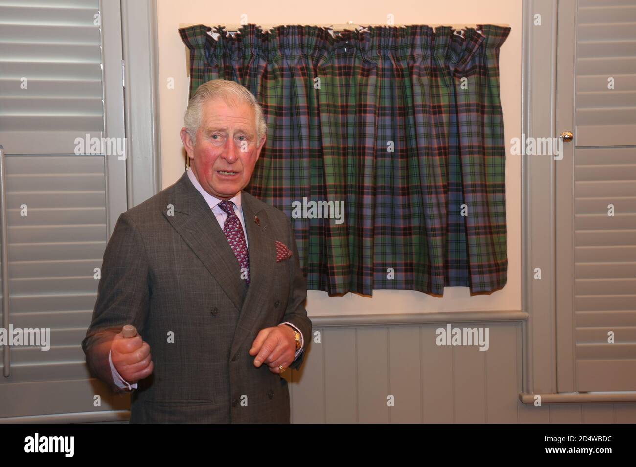 Dumfries House, Cumncok, Écosse, 22 janvier 2019.HRH le prince Charles, duc de Rothesay, ouvre officiellement le centre de santé et de bien-être de la Maison Dumfries.Réunion et accueil des entreprises locales et des entreprises qui ont fait un don au centre de bien-être, Prince Charles se prépare à ouvrir les rideaux pour dévoiler la plaque Banque D'Images