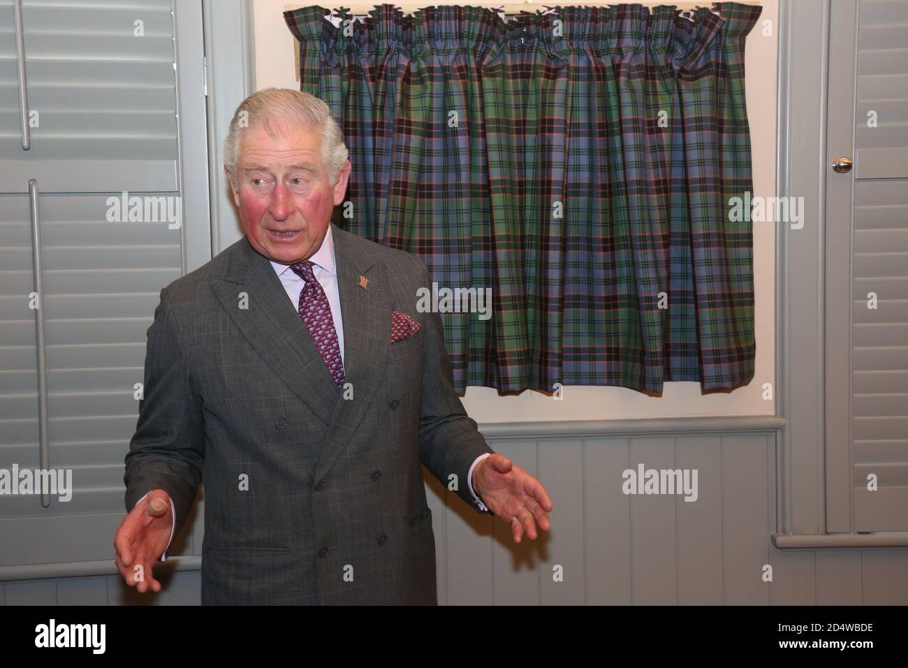 Dumfries House, Cumncok, Écosse, 22 janvier 2019.HRH le prince Charles, duc de Rothesay, ouvre officiellement le centre de santé et de bien-être de la Maison Dumfries.Réunion et accueil des entreprises locales et des entreprises qui ont fait un don au centre de bien-être, Prince Charles se prépare à ouvrir les rideaux pour dévoiler la plaque Banque D'Images