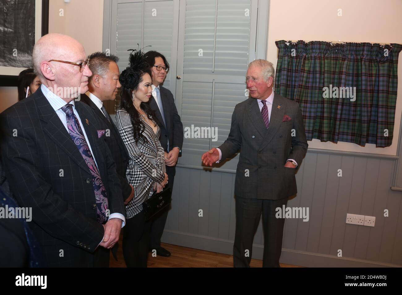 Dumfries House, Cumncok, Écosse, 22 janvier 2019.HRH le prince Charles, duc de Rothesay, ouvre officiellement le centre de santé et de bien-être de la Maison Dumfries.Réunion et accueil des entreprises locales et des entreprises qui ont fait un don au centre de bien-être, Prince Charles se prépare à ouvrir les rideaux pour dévoiler la plaque Banque D'Images