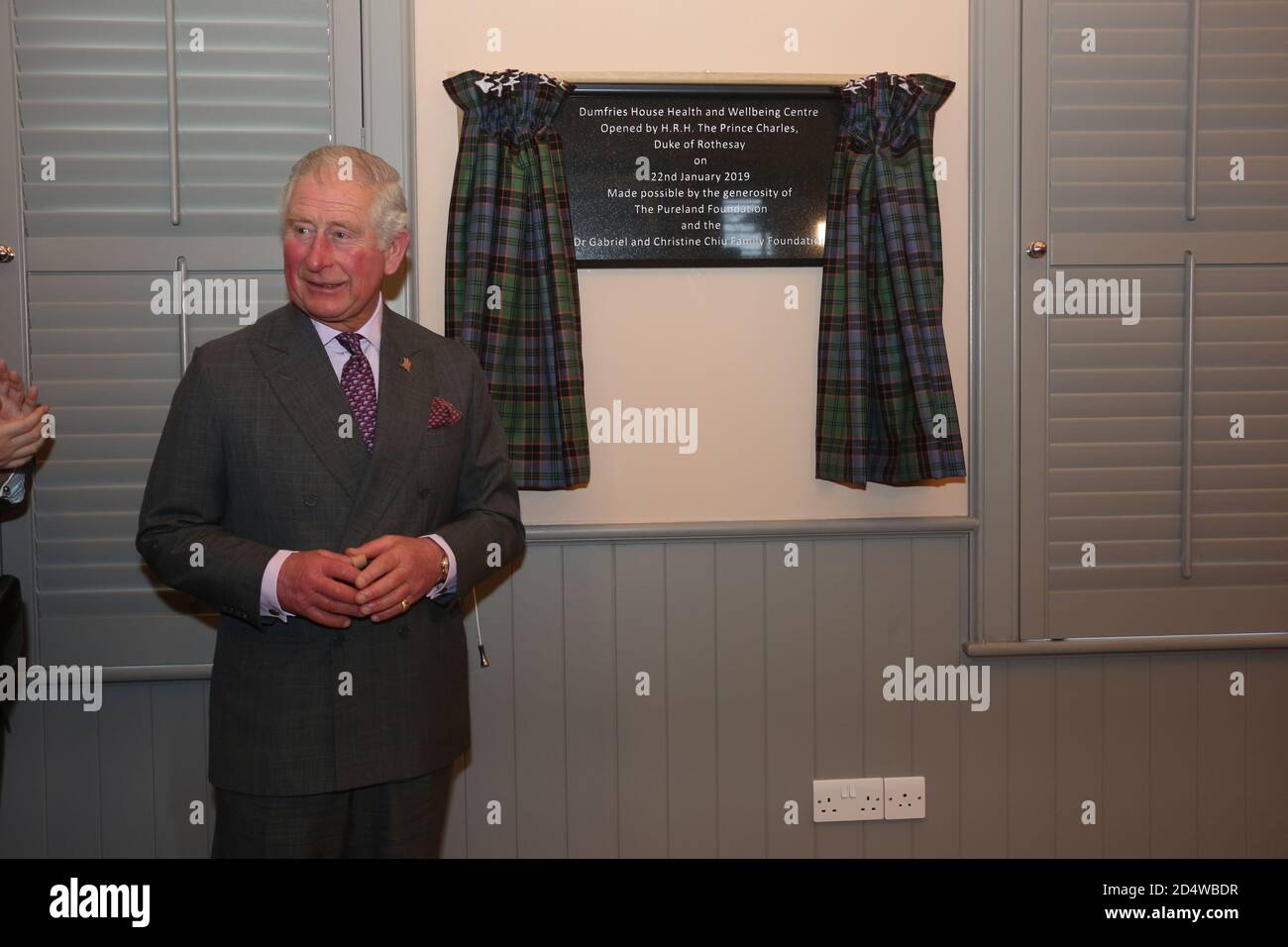 Dumfries House, Cumncok, Écosse, 22 janvier 2019.HRH le prince Charles, duc de Rothesay, ouvre officiellement le centre de santé et de bien-être de la Maison Dumfries.Réunion et accueil des entreprises locales et des entreprises qui ont fait un don au centre de bien-être, Prince Charles se prépare à ouvrir les rideaux pour dévoiler la plaque Banque D'Images