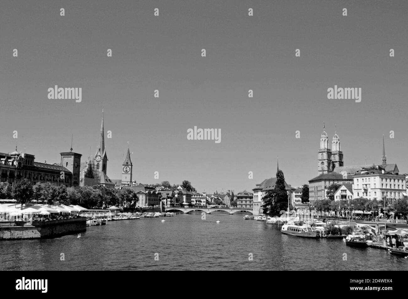 Zürich city est depuis des années parmi les cinq villes autour du monde avec le plus haut niveau de vie. Vue depuis le pont de Bellevue le département ri Banque D'Images