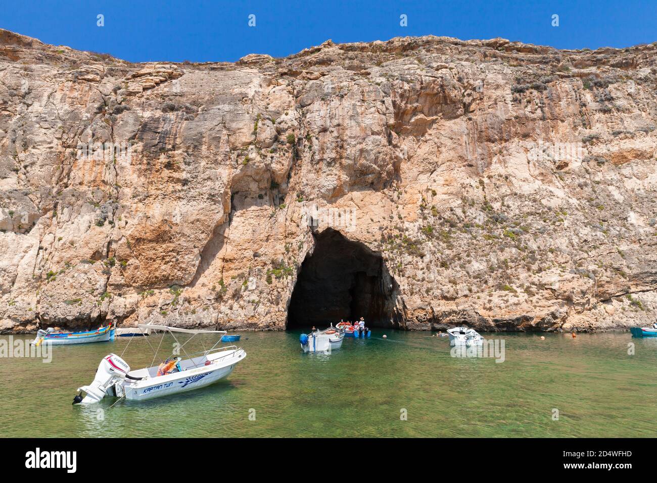 Gozo, Malte - 26 août 2019 : Divesite de la mer intérieure, les touristes explorent la grotte sur les bateaux à moteur Banque D'Images