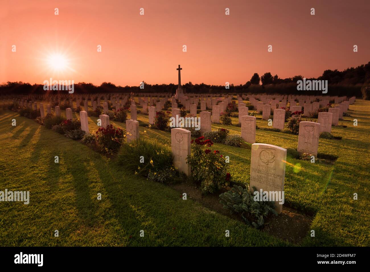 Pierres tombales dans le cimetière canadien des soldats qui sont tombés pendant La deuxième Guerre mondiale à Ortona dans la province de Chieti (Italie) Banque D'Images